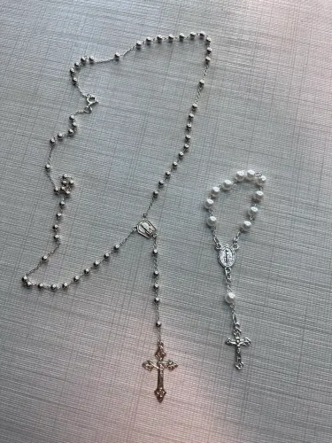 terço prateado com mini terço de brinde