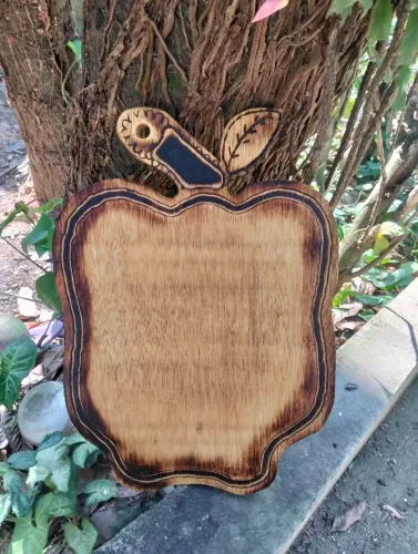 Taboa gourmet para corte com decoração de maçã