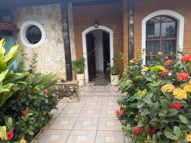 CASA ASSOBRADADA COM 3 QUARTOS SENDO 1 SUITE - BARCELONA