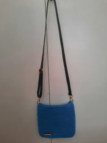 Bolsa pequena com alca regulavel feita em croche artesanal