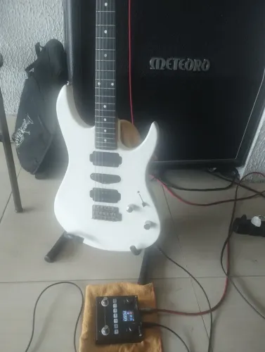 Guitarra Yamaha.TROCO