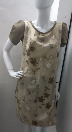 Um vestido  tuhinho bege   com flores  tamanho  g novo