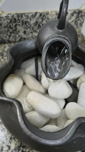 Fonte de cerâmica pintada com pedras - funcionando