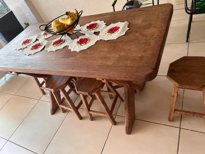 Vendo mesa com 6 banquetas 