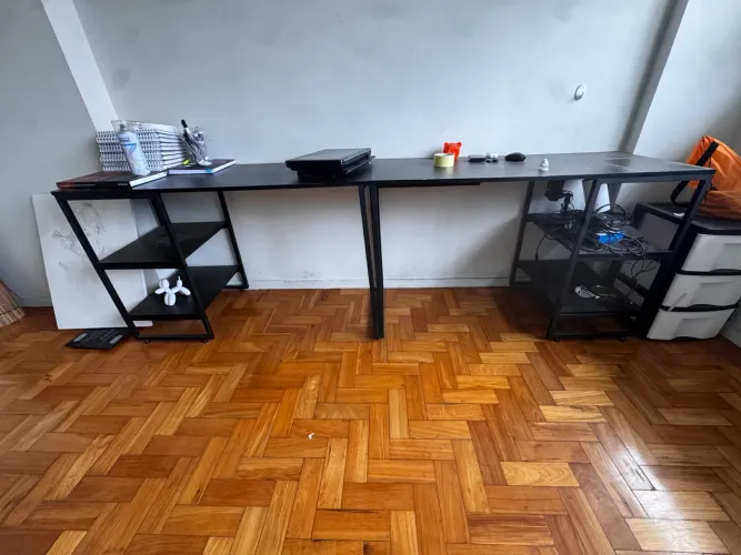 DOAÇÃO: Mesa grande para escritório com estantes laterais