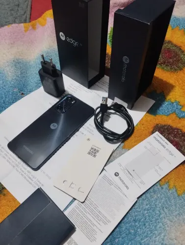 Motorola moto g edge 30 de 256 gigas sem trinco e sem defeito funciona tudo com acesorios