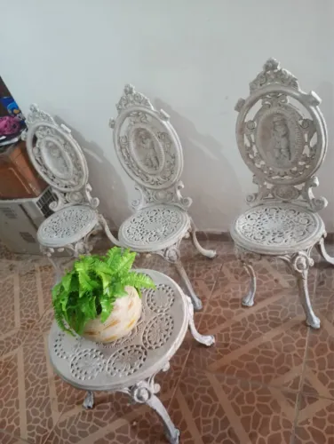 mesa e cadeira em ferro, jardim em ferro