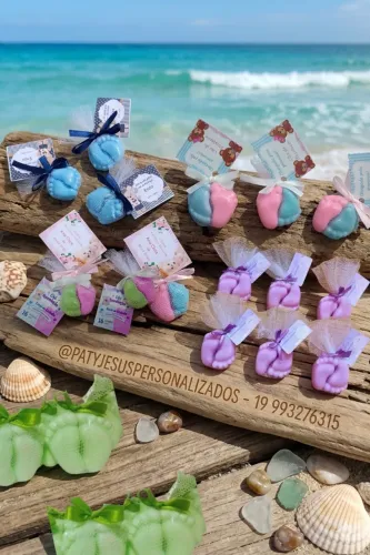 Lembrancinha chá bebê, revelação sabonete Artesanal Pezinho - 4 cm - kit com 30 pares