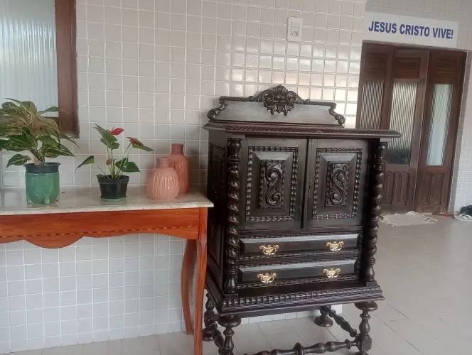Compre esse móvel de madeira maciça. Bar manuelino do século passado