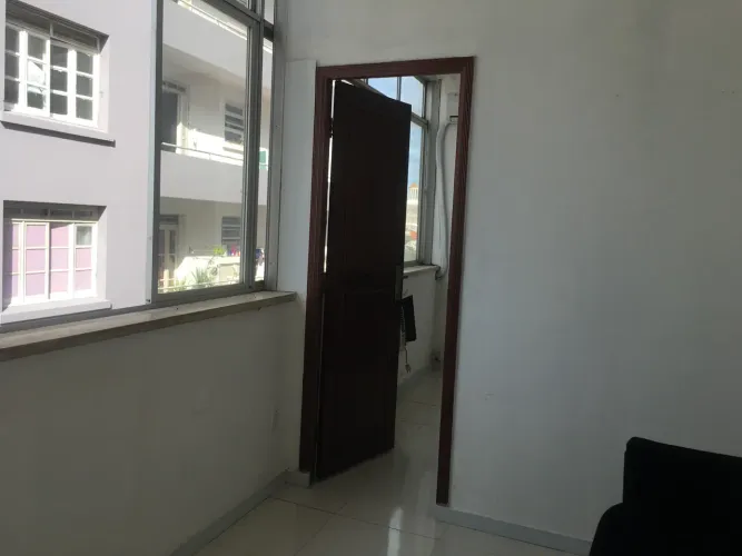 Sala, com divisão,porcelanato , vl R$ 1.100,00,na Av. Sete, tel *87, *
