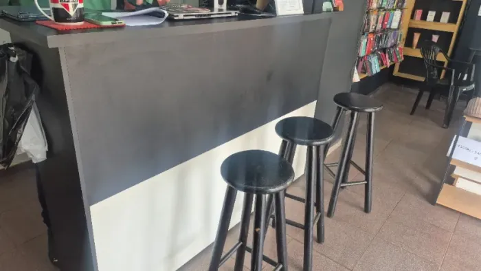 Balcão preto com 3 bancos