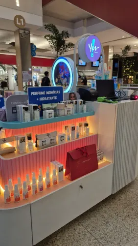 Quiosque em madeira para exposição de produtos de venda comercial