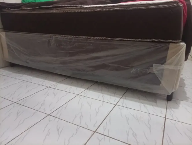 Vendo base de cama de casal e dou o colchão