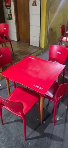 Mesas e cadeiras