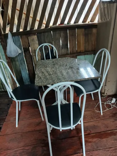 Mesa com quatro cadeiras em bom estado de uso