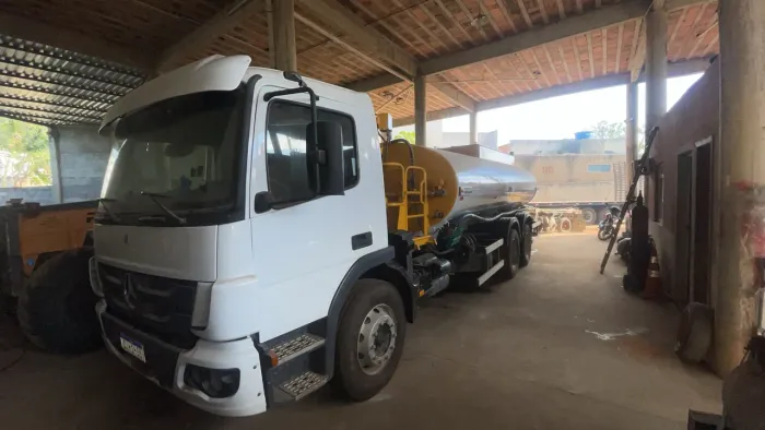 MERCEDES-BENZ ATEGO 2426 COM TANQUE PIPA ?