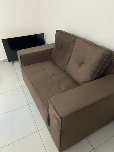 Sofá de 2 lugares marrom ? confortável e conservado 