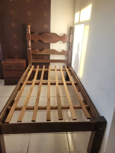Cama de solteiro e criado