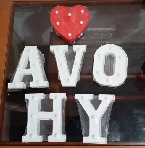 Kit com 5 letras + 1 coração de led de 16cm para decorações.