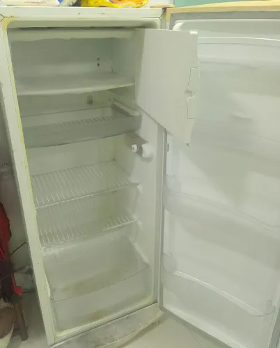 Geladeira usada com marcas de uso mas está pegando perfeitamente uma ótima geladeira.