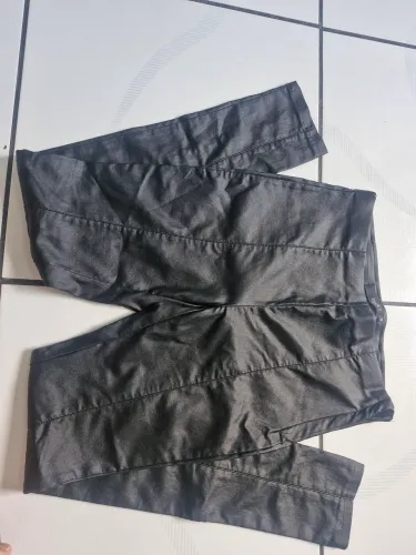 Calça de couro fake