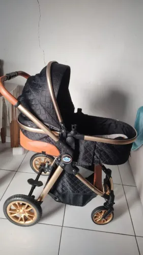 Carrinho de bebê com pouco uso.