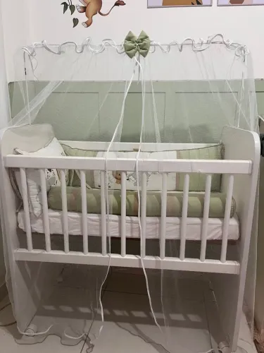 Mini berço com o kit no tema safári completo. 