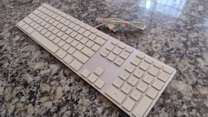 Teclado Apple Wired Keyboard A1243 com Numérico - Alumínio Original