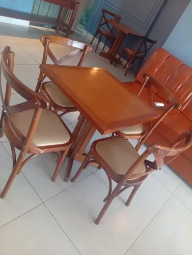 Jogo de mesa de madeira