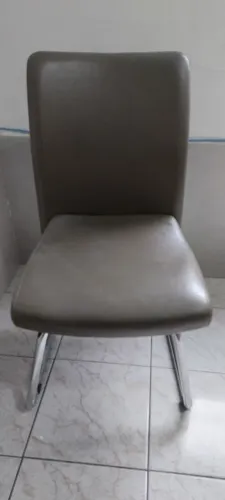 Cadeira com tecido em couro para Sala de Jantar ou Sala de reunião