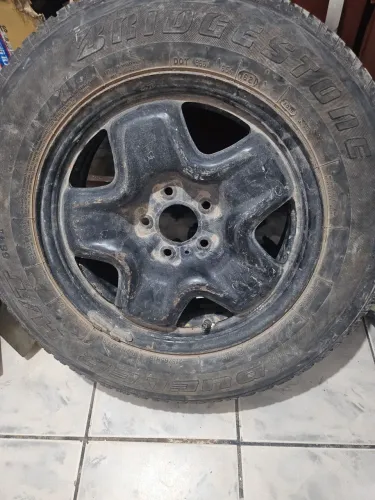 Roda do jeep renegade ou fiat toro com pneu semi-novo Bridgestone. 