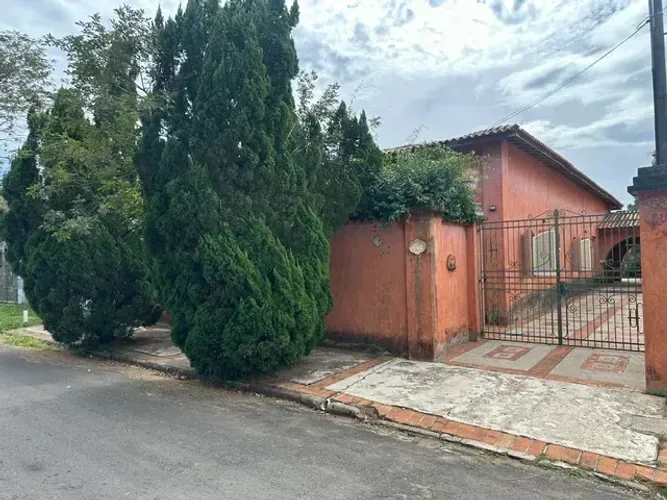 Casa térrea com três quartos para venda em Águas de São Pedro