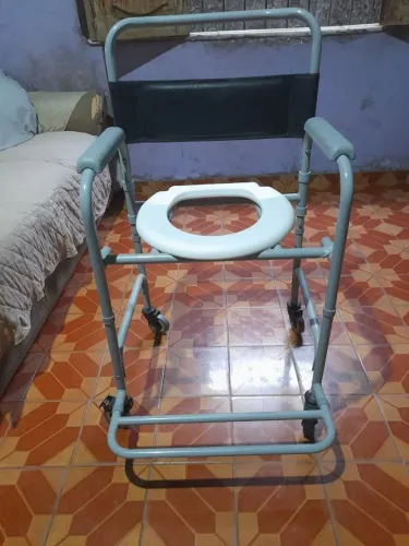 Banco e cadeira de banho.