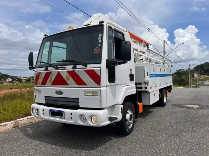 Ford Cargo 815 N com Cesto Aéreo 13m