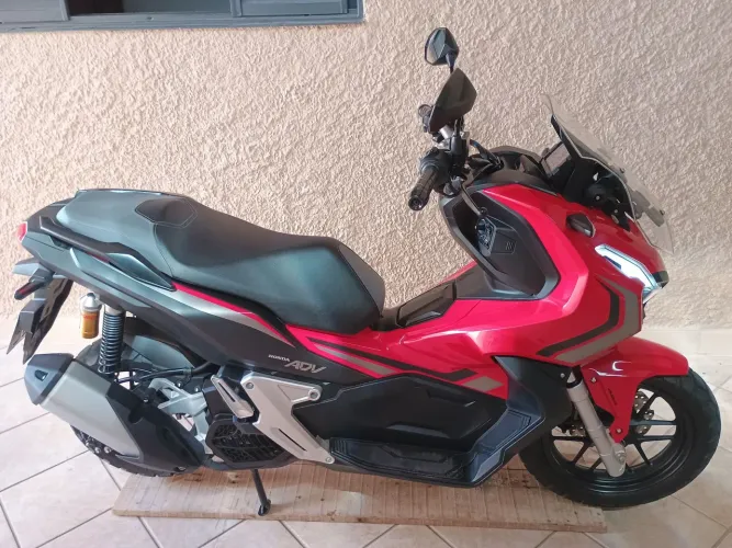 Honda ADV scooter zerada.