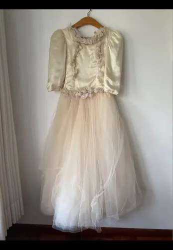 Vestido de noiva com flores de organza e grinalda. Cetim Italiano Cor Pérola