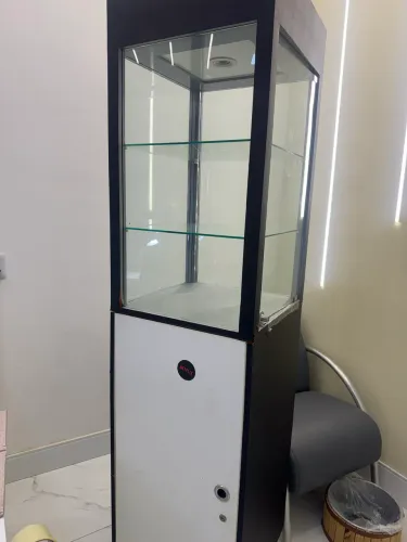 Espositor fechado com LED 2 prateleira de vidro mais armário