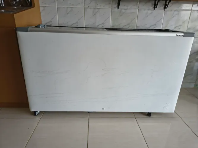 Freezer Fricon 503 litros, tampa de vidro