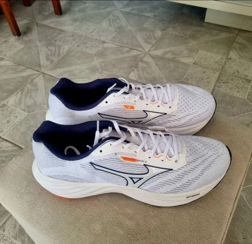 Tenis Mizuno na caixa 43