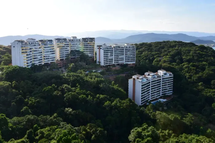 Apartamento à venda no condomínio Sorocotuba III, Guarujá