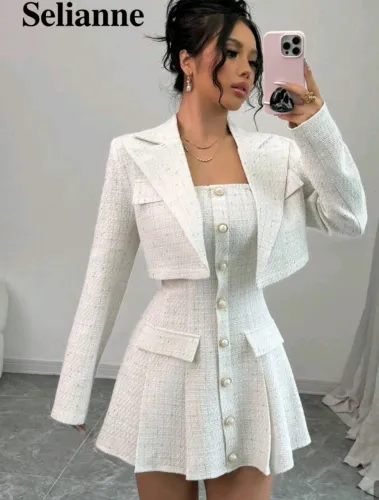 Vestido e casaco e bota cano alto