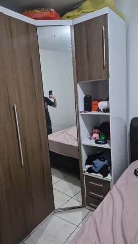 Guarda roupa com espelho