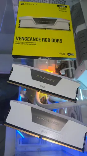 MEMÓRIA RAM CORSAIR VENGEANCE 32GB DDR5 - 6000MHZ - BRANCA