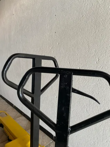 Transpaleteira Manual 2,5 Toneladas Semi Nova