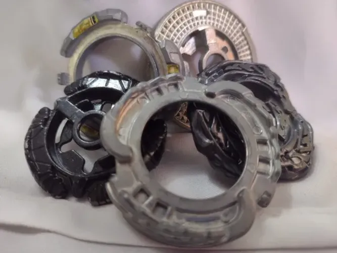 Lote de Peças Metálicas para Beyblade Metal Fight