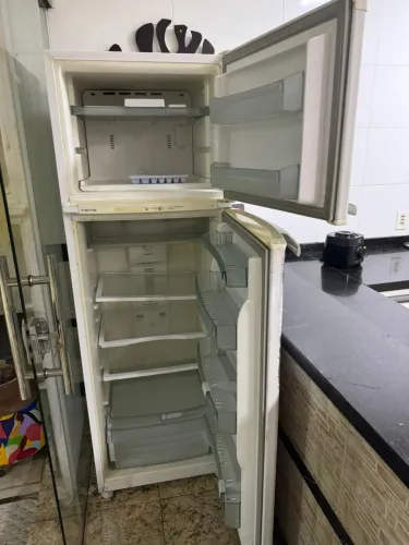 GELADEIRA EM PERFEITO ESTADO