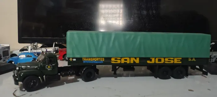 Miniatura de caminhão MACk 