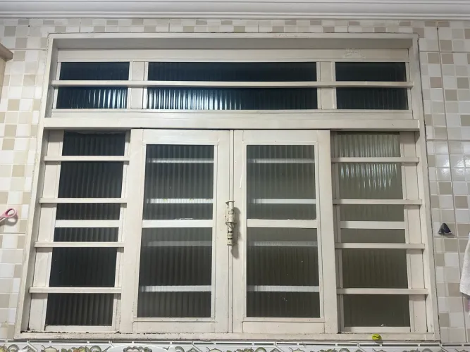 4 Janelas de aço com borda branca folhas de correr e vidro canelado