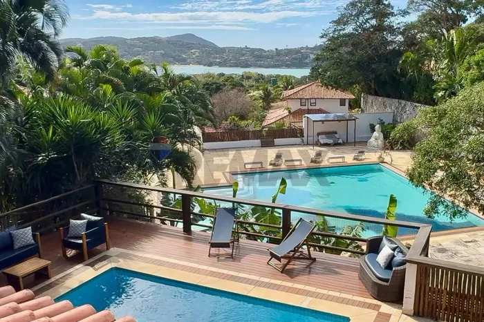 Casa Vista Mar à venda na Praia da Ferradura - Armação dos Buzios ( Porteira Fechada)