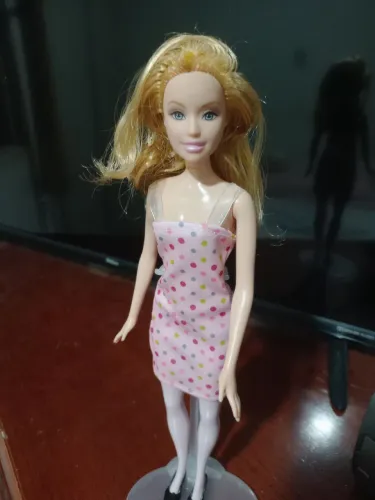 Linda boneca Barbie loira
